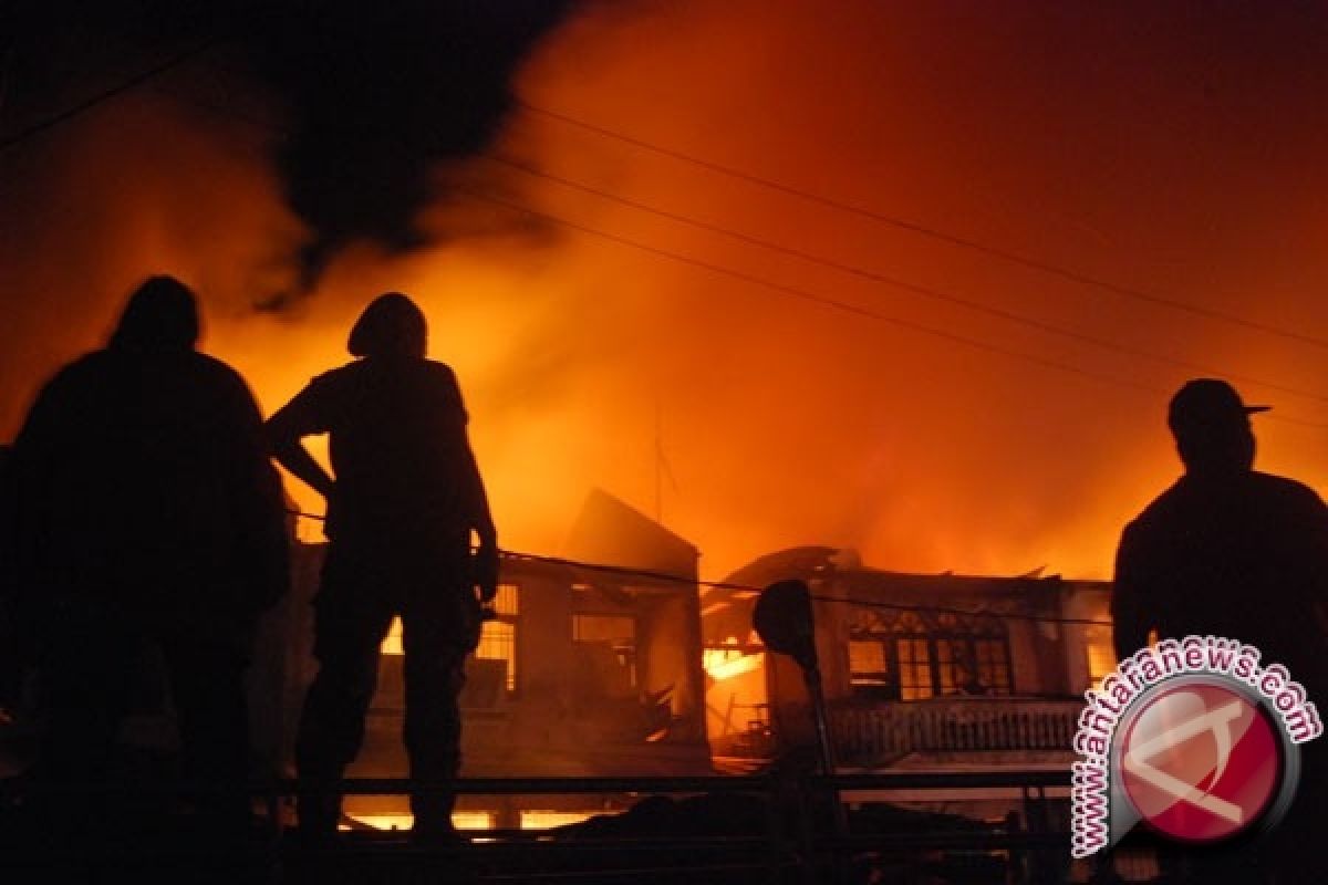 Pengunjuk rasa Kyrgyztan ambil alih, bakar kantor pusat pemerintahan