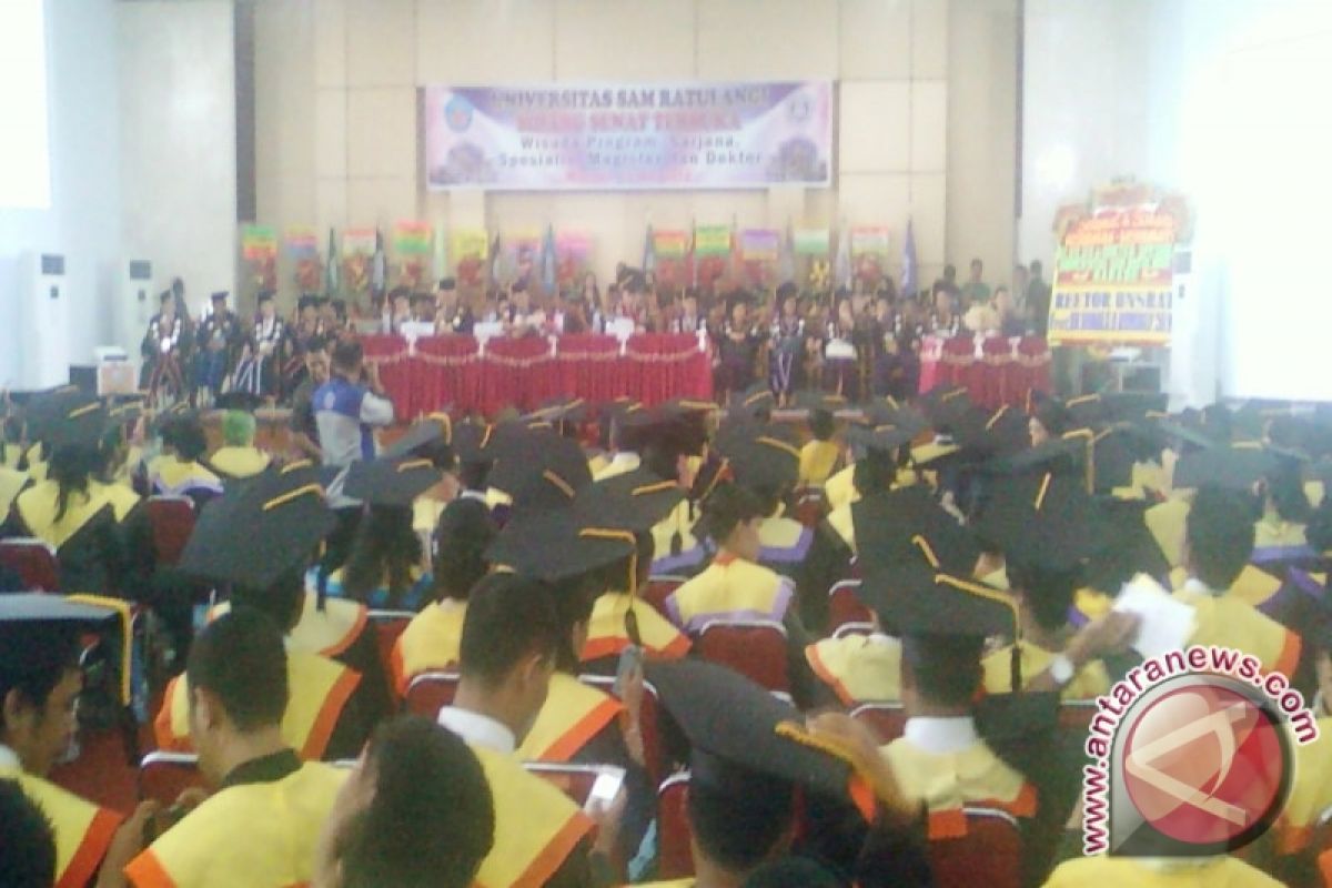 Unsrat Manado mewisuda 898 lulusan 