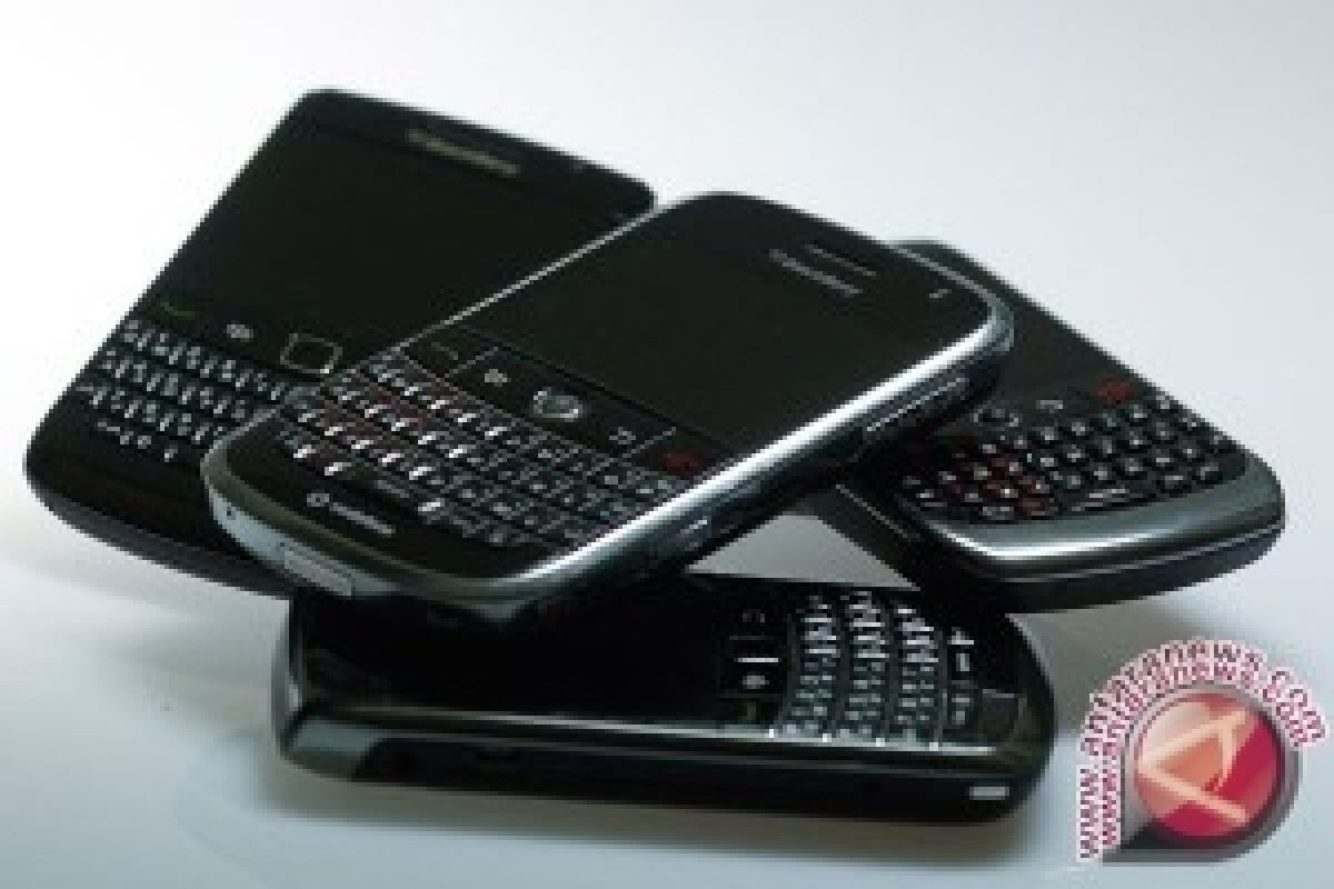 Polisi Lacak Penadah Ponsel Blackberry Palsu
