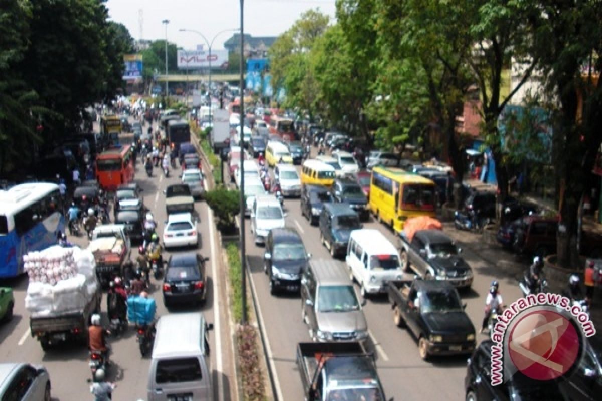 Puncak imlek di kawasan jalan Dempo Palembang macet
