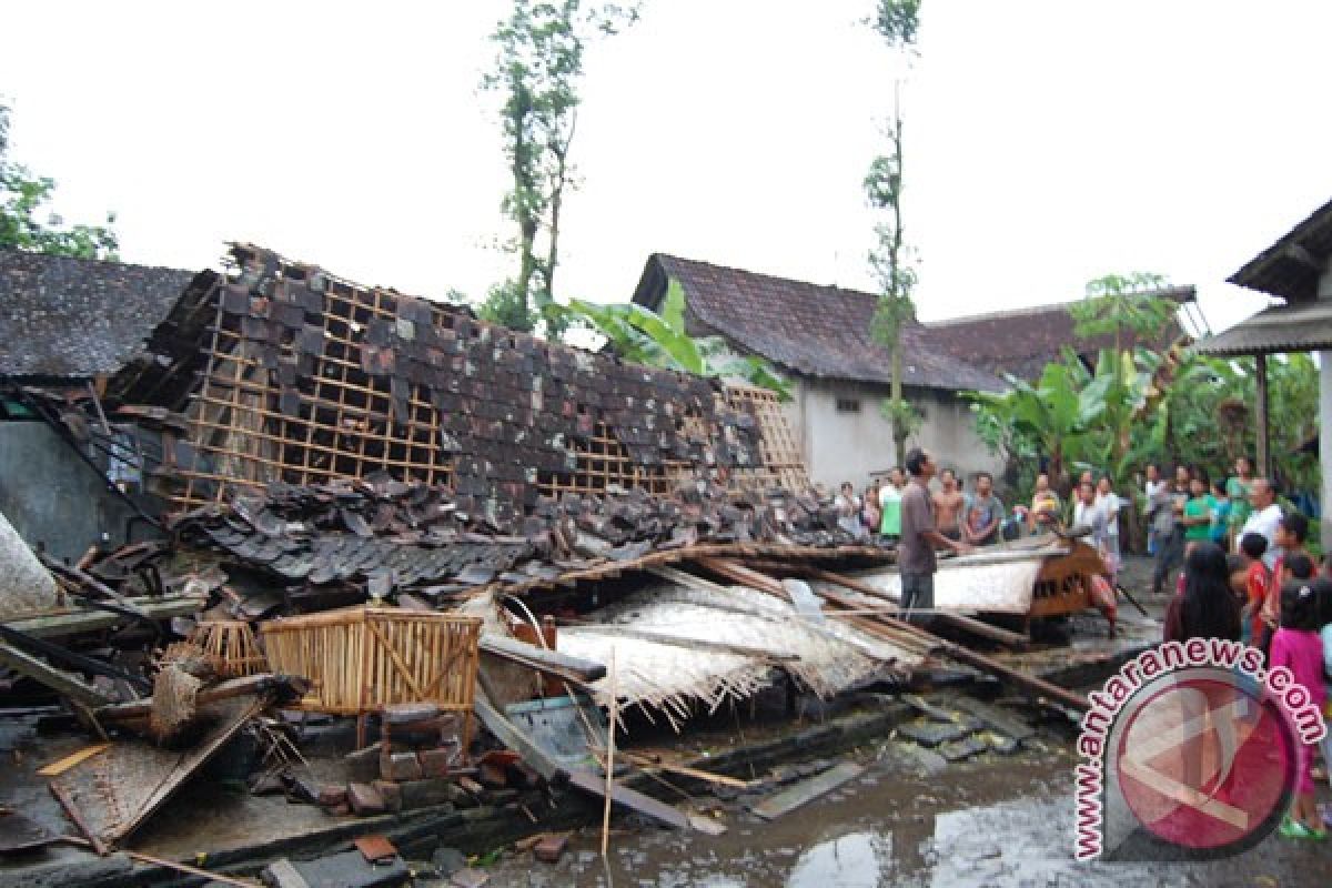 Puting beliung rusak belasan rumah di Ngluwar Magelang