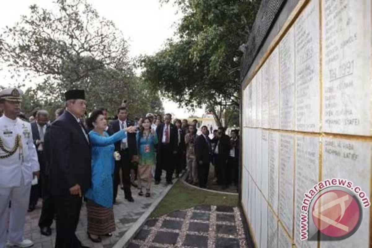 President Yudhoyono visits Seroja heroes cemetery in Dili