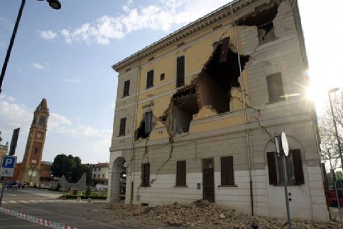 5.9 magnitude earthquake strikes near Bologna, Italy