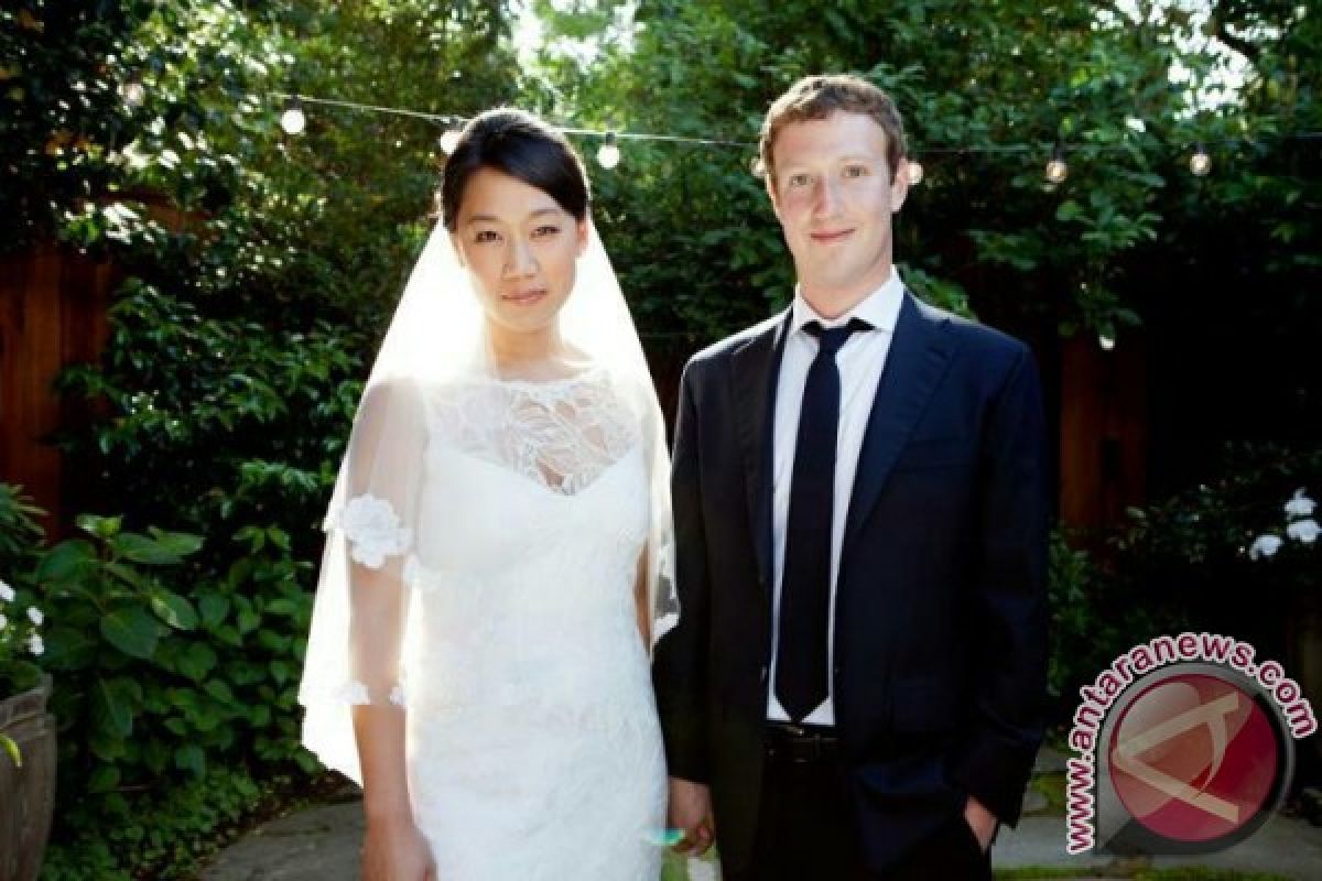 Facebook CEO Mark Zuckerberg marries longtime love