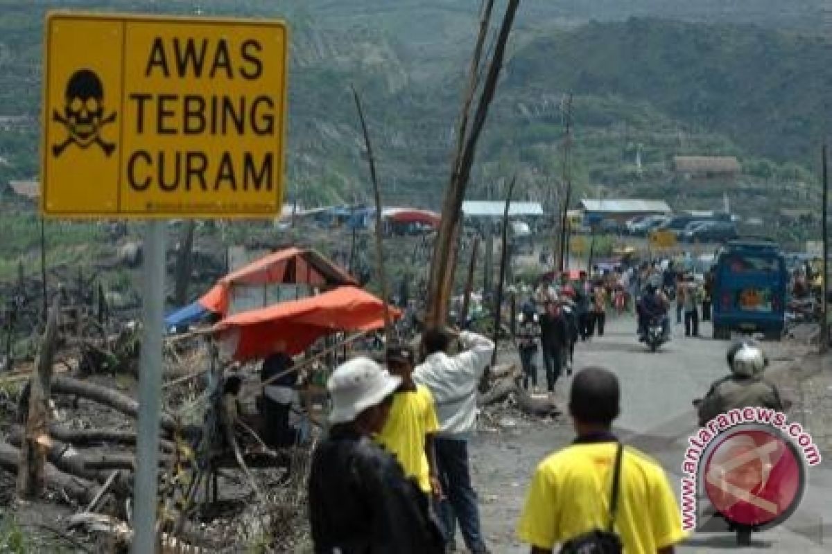 Wisatawan memilih jalan kaki menjelajahi Lava Merapi 