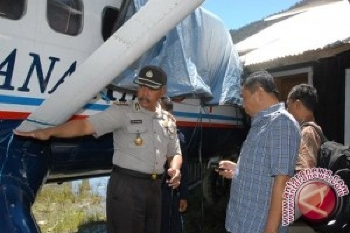 Evakuasi penumpang dan kru Trigana Air yang ditembaki