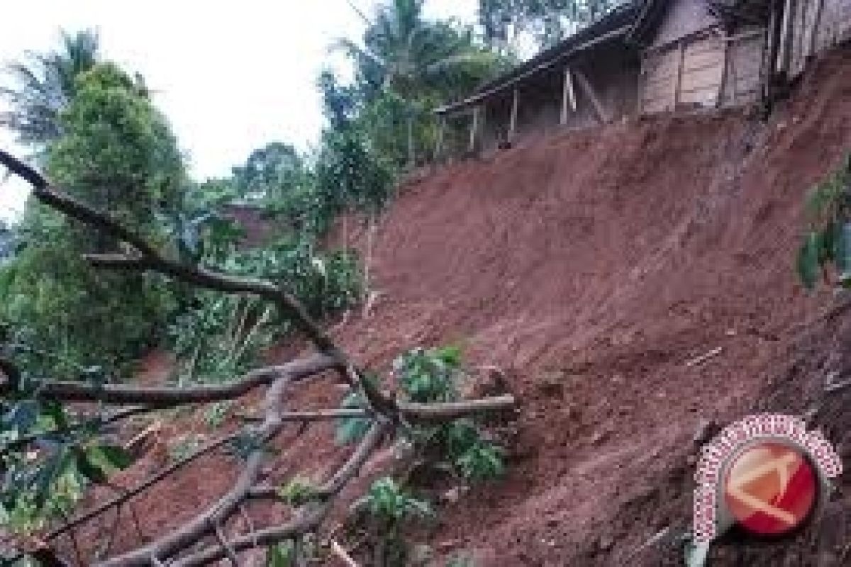 Belasan rumah rusak di Balikpapan akibat longsor