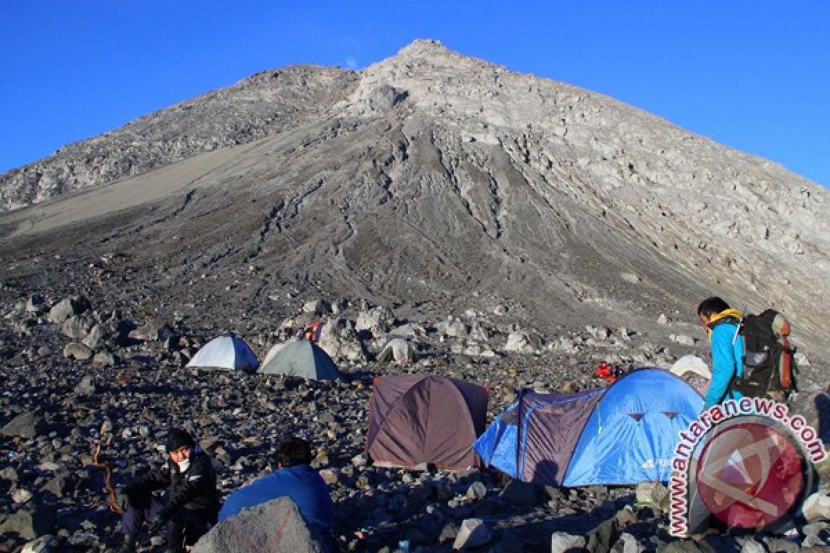 Mount Merapi survivors from 2010 perform prayers at disaster site