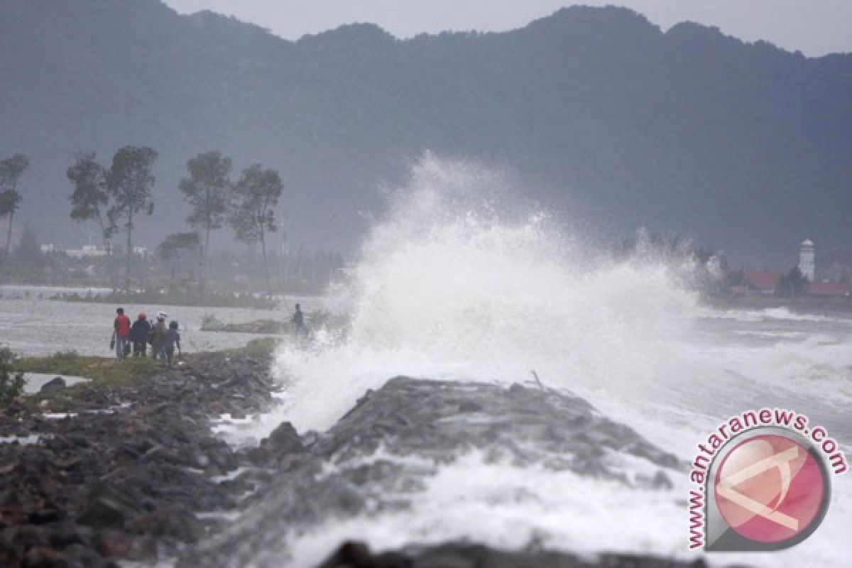 Ombak laut selatan Jawa diperkirakan enam meter