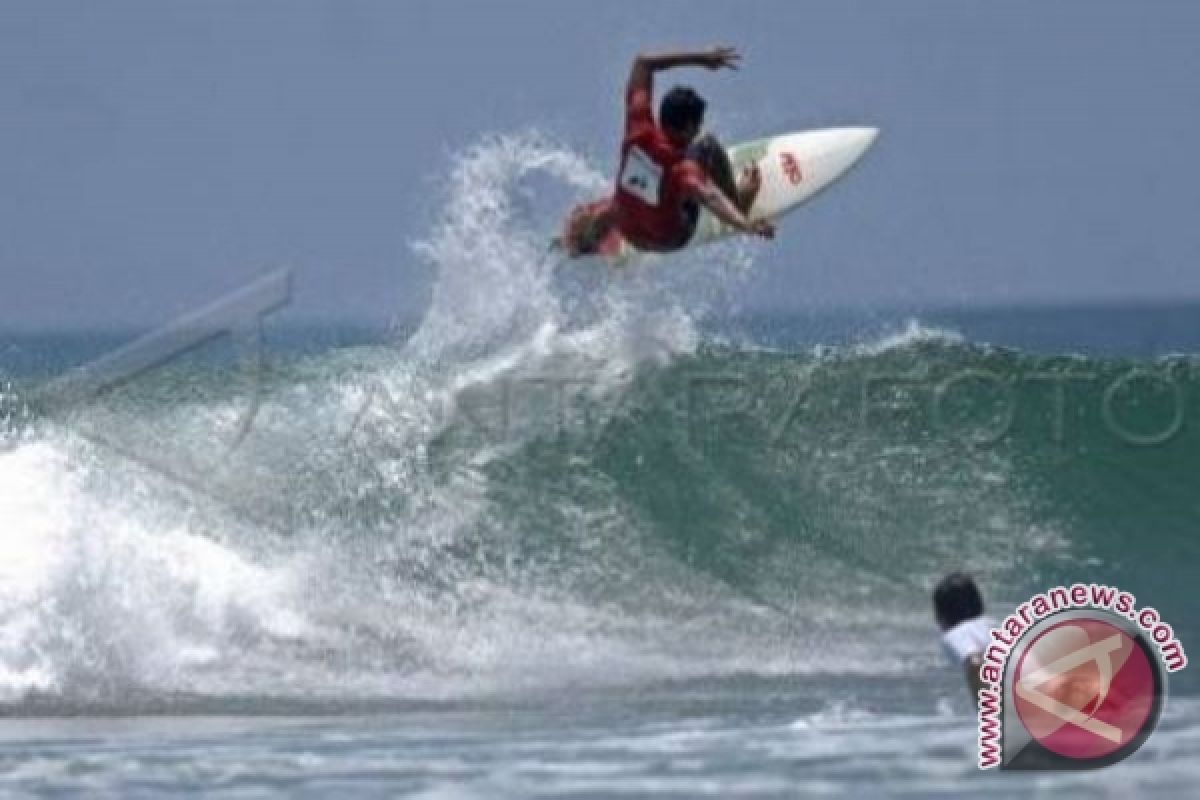 Ombak pantai panjang favorit peselancar