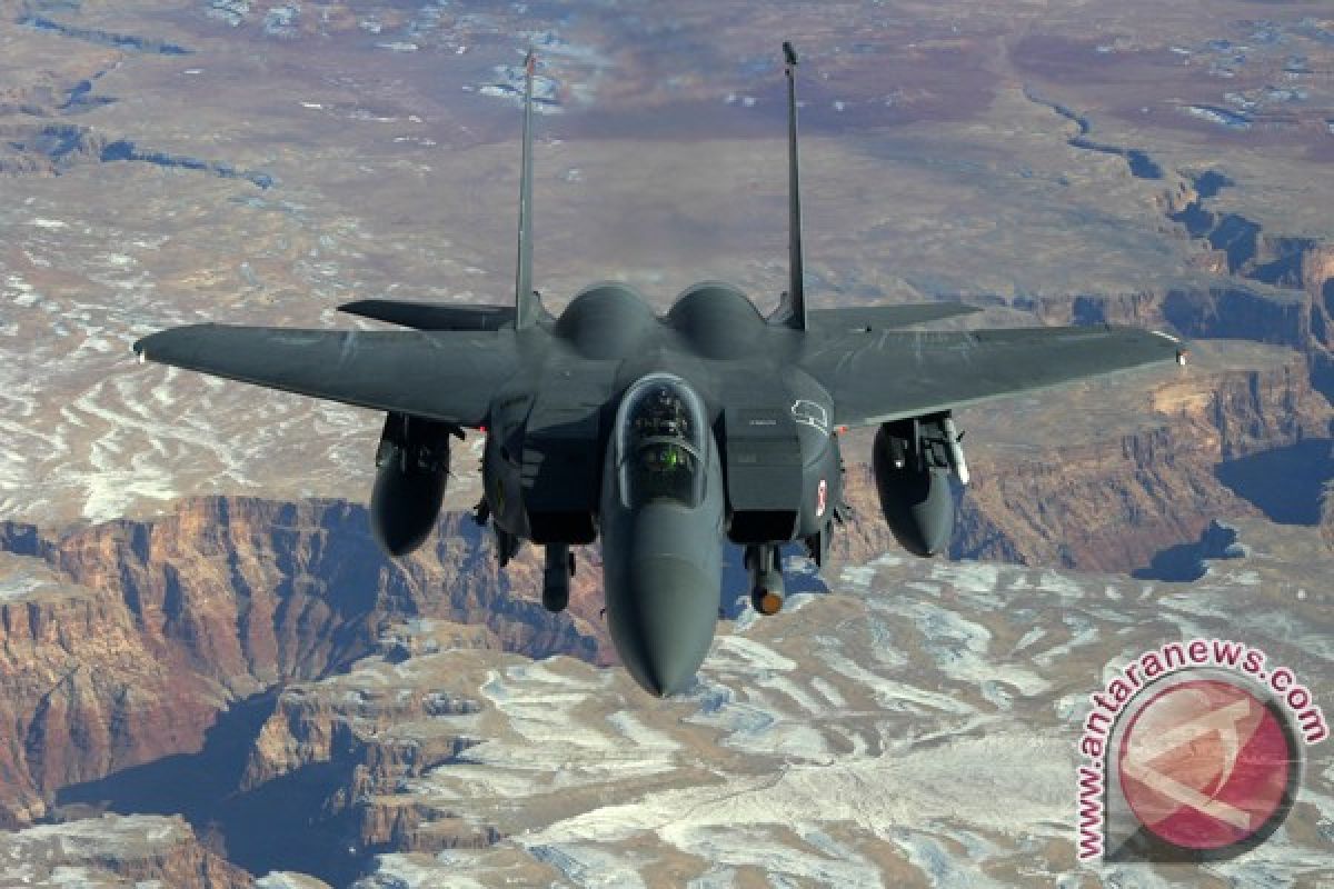 F-15 AU Amerika Serikat bayangi pesawat komersial mencurigakan