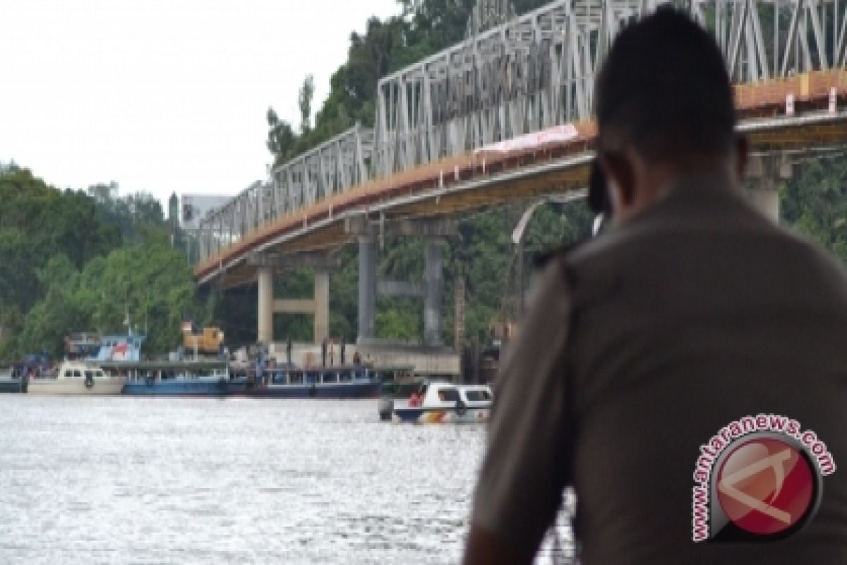 Puluhan Orang Blokir Sungai Mahakam Tuntut BBM