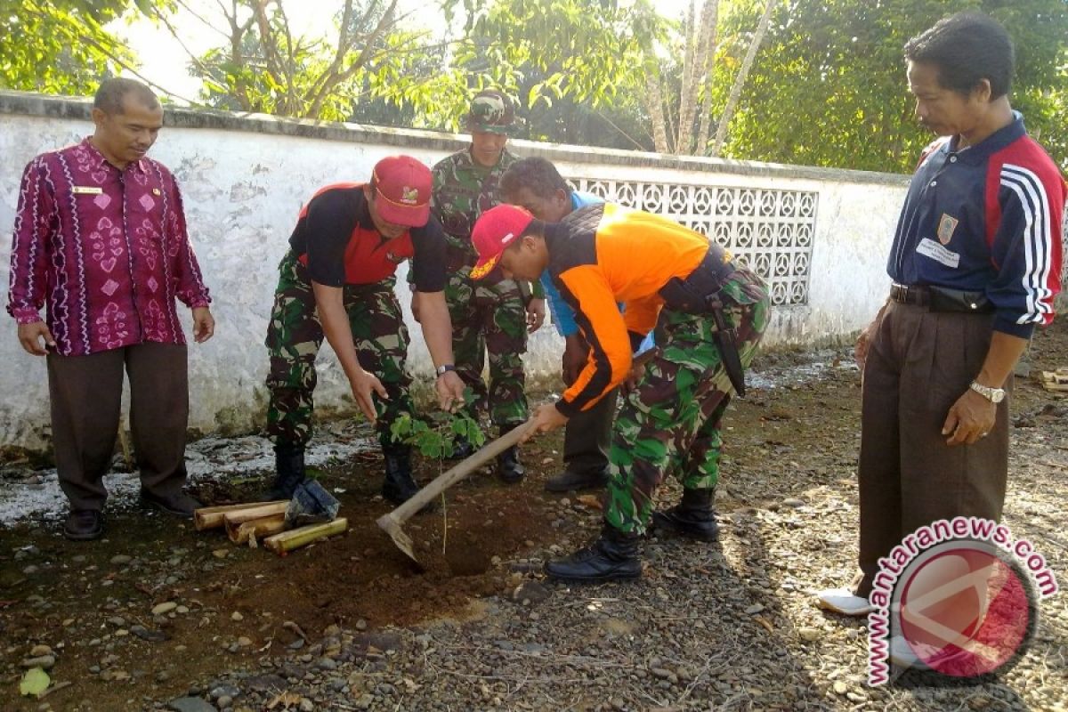 SMPN  Simpang Empat Gandeng TNI Tanam Pohon 