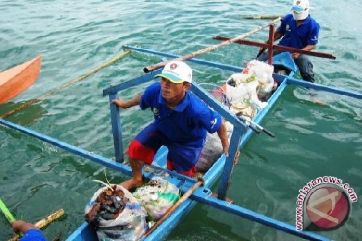 Sampah plastik cemari pantai Ternate