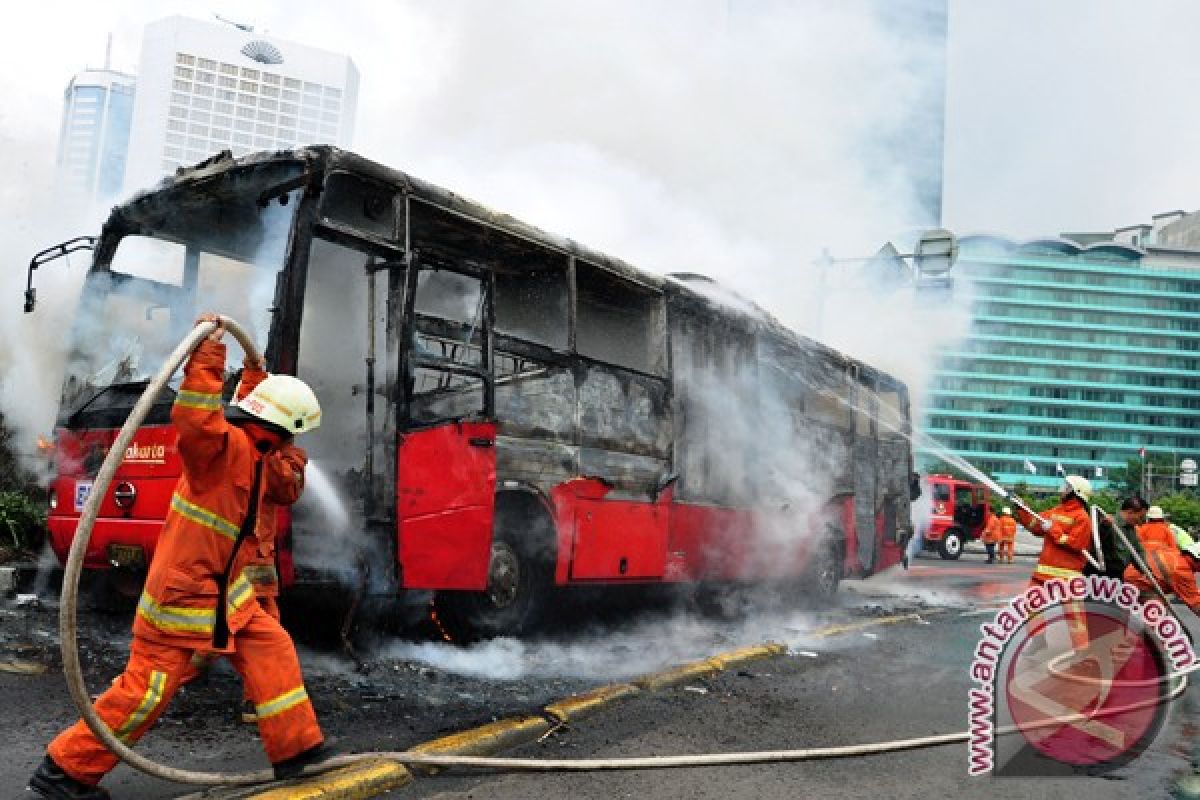 Pengelola Transjakarta masih selidiki sebab kebakaran bus