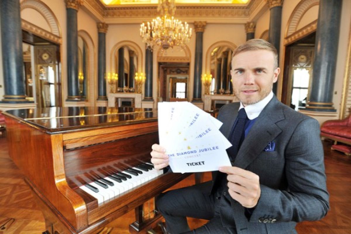 Gary Barlow rides jubilee wave to top UK album charts