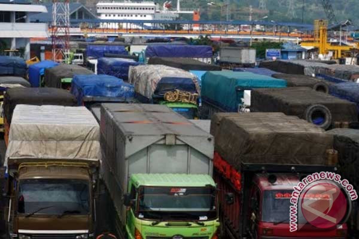 Truk-truk barang terjebak di pelabuhan