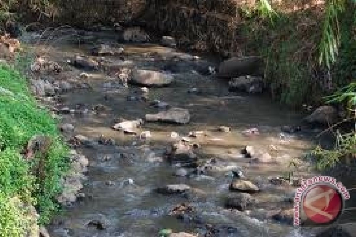 Akibat kekeringan warga Pare konsumsi air sungai 