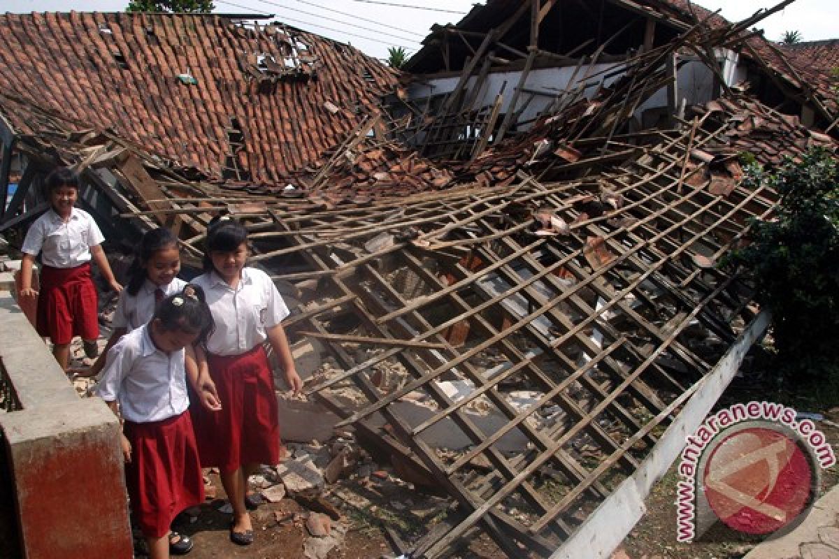 Dua gedung sekolah di sampang ambruk