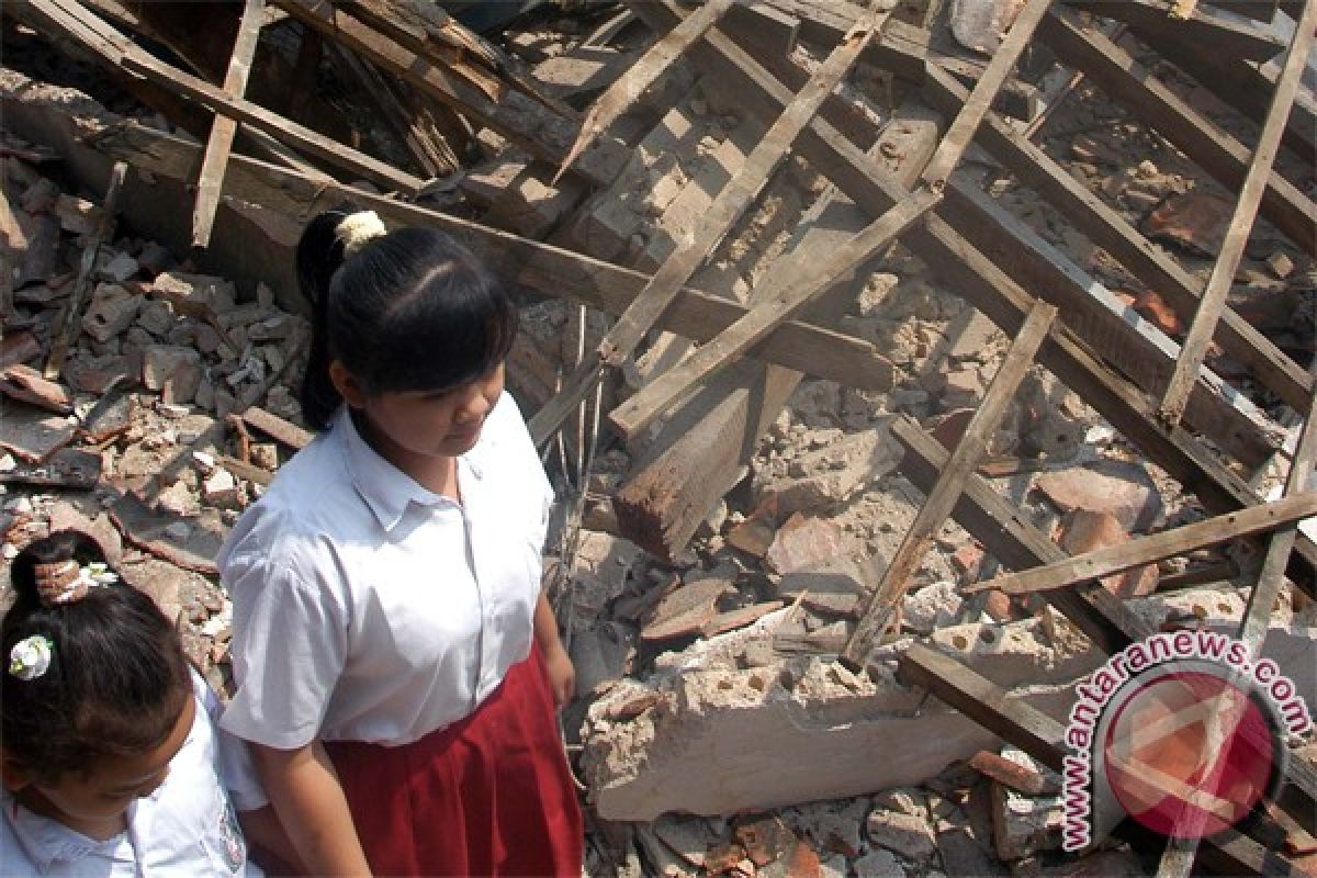 Lima siswa luka tertimpa gedung SD roboh di Depok