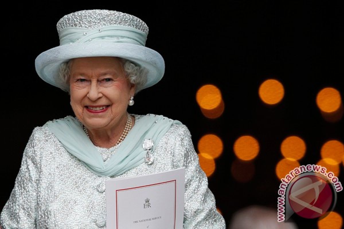 Ratu Elizabeth batalkan perjalanan karena sakit perut 