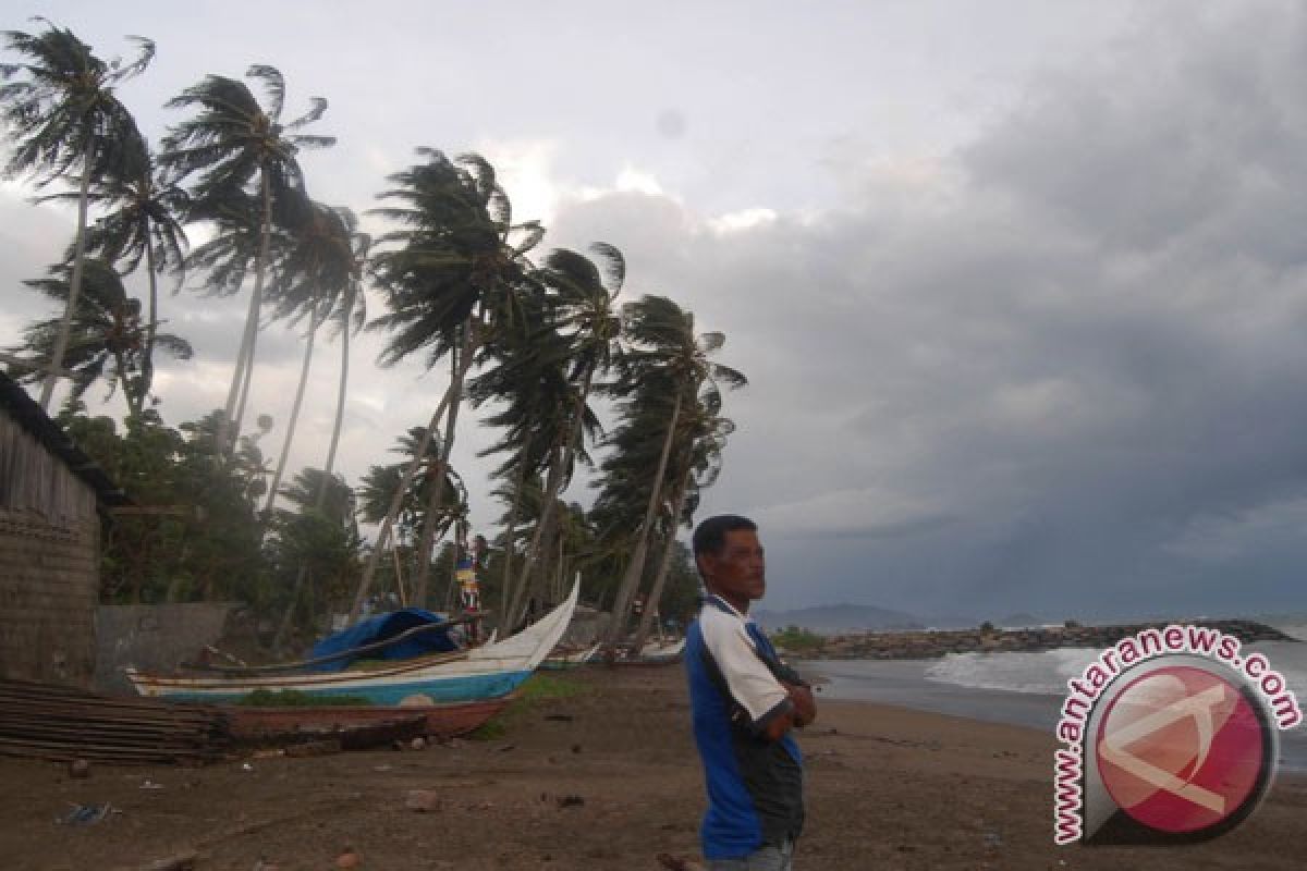 Cilacap diguyur hujan lebat disertai angin kencang