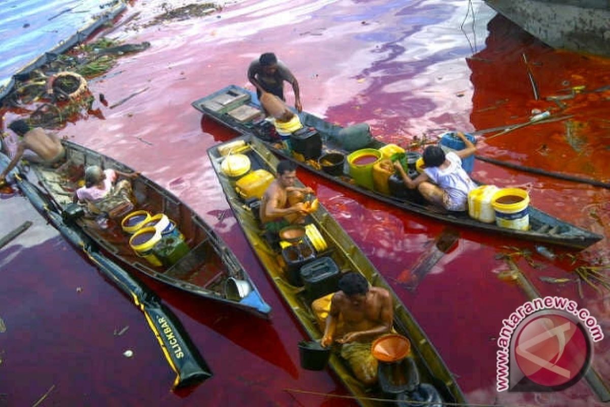 Warga Pungut CPO Tumpah di Sungai Kapuas 