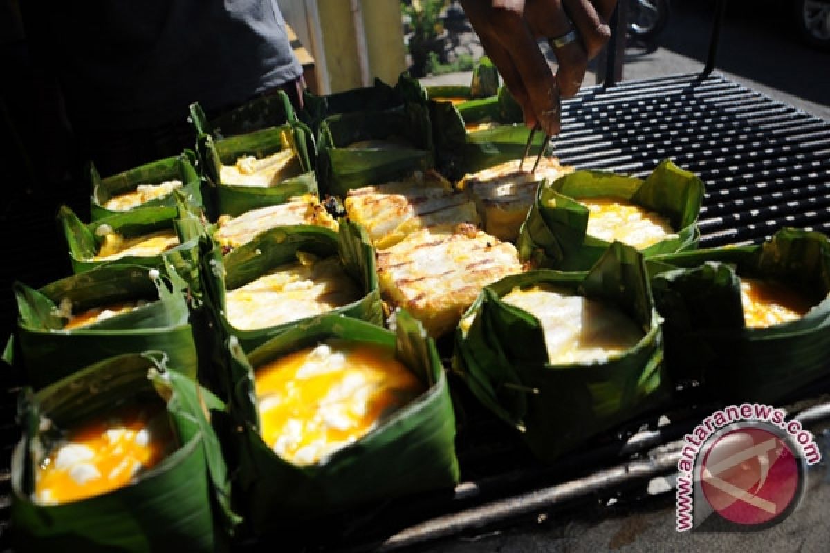 Kuliner pempek lenggang terbesar cetak rekor MURI