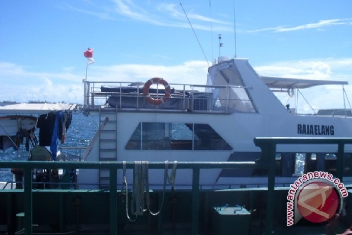 Kapal turis terdampar di Pelabuhan Pulau Baai