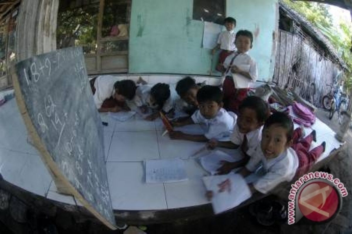 Anak-anak Korban Gempa Di Lindu Belajar Ditenda