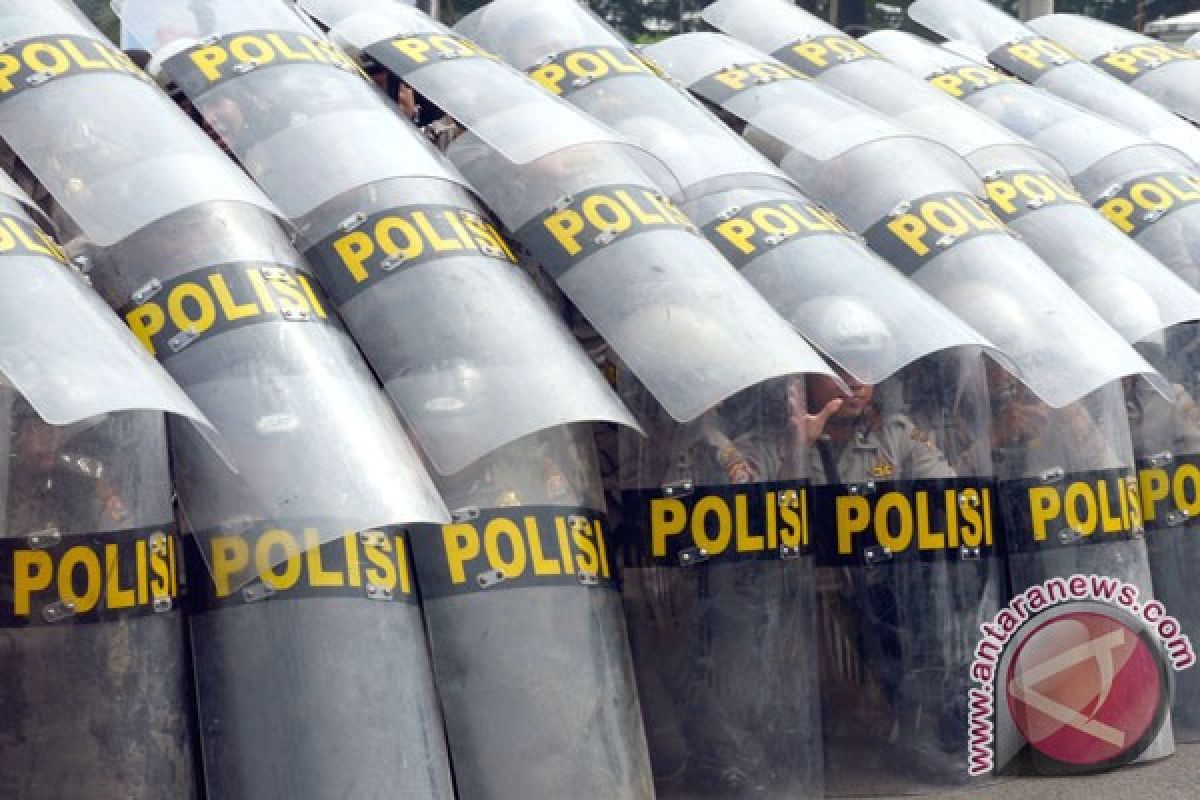 Massa anarkistis, polisi bubarkan demo Batam