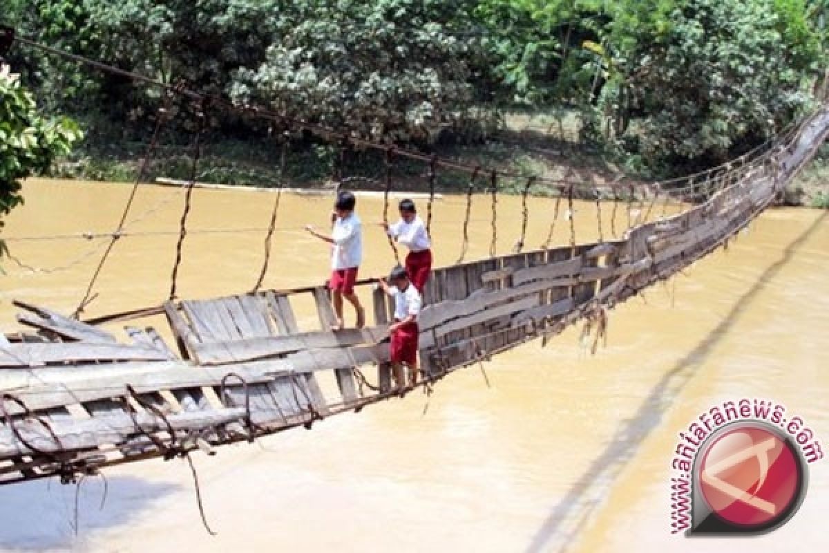 Jembatan penghubung di Tanjabtim nyaris putus