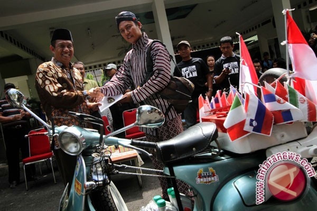 Pria ini naik vespa ke Italia