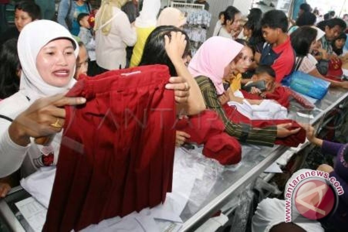 Warga berburu perlengkapan sekolah hadapi ajaran baru 