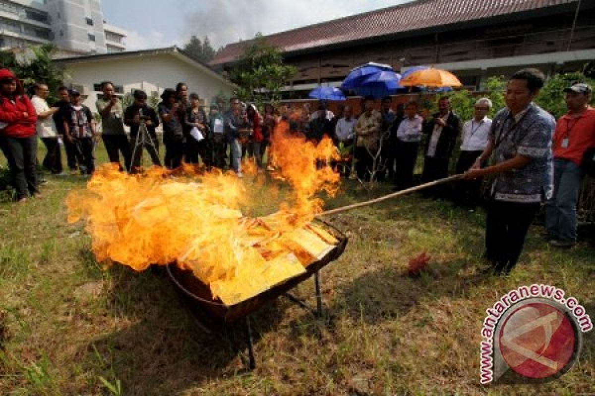 Hundred copies of book containing insults on Prophet Mohammad burned