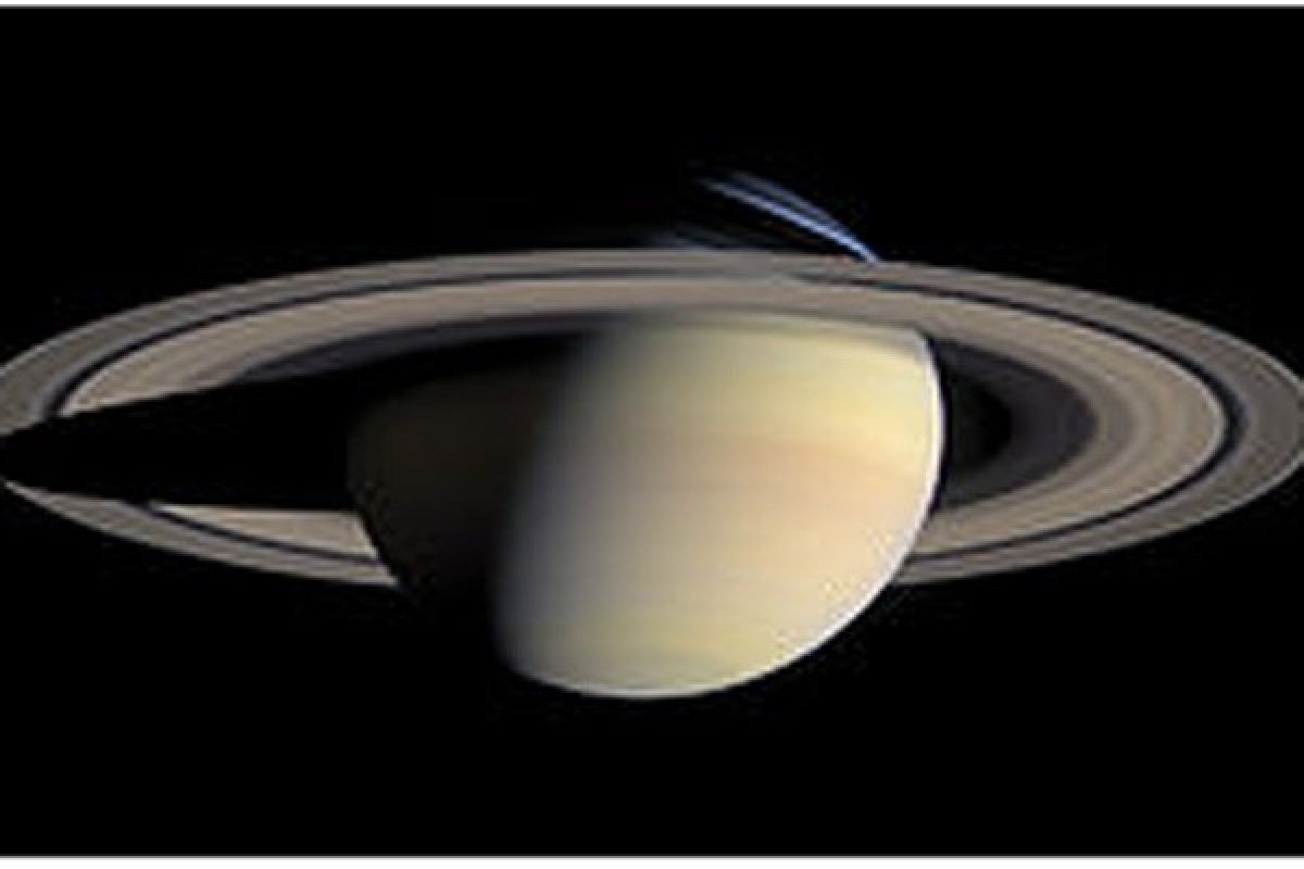 Bahan plastik di bulan pengorbit Saturnus