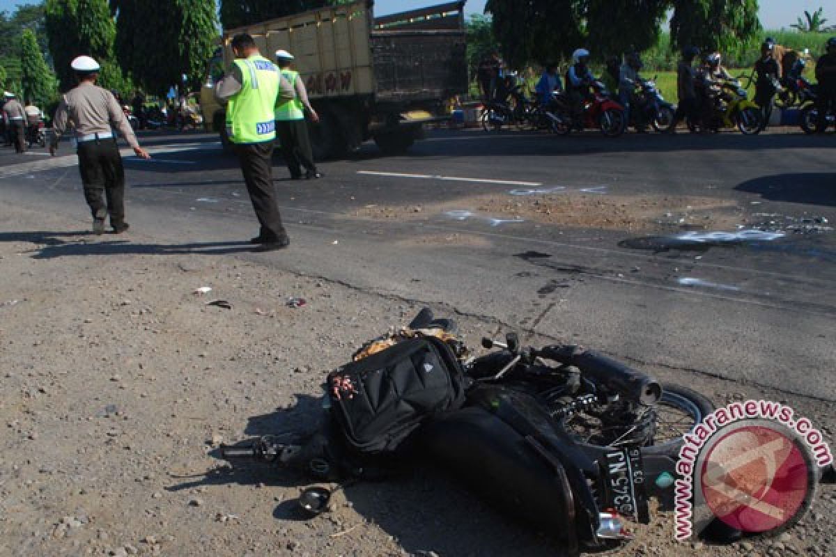 Pelajar senggol motor hendak belok tewas tertabrak truk