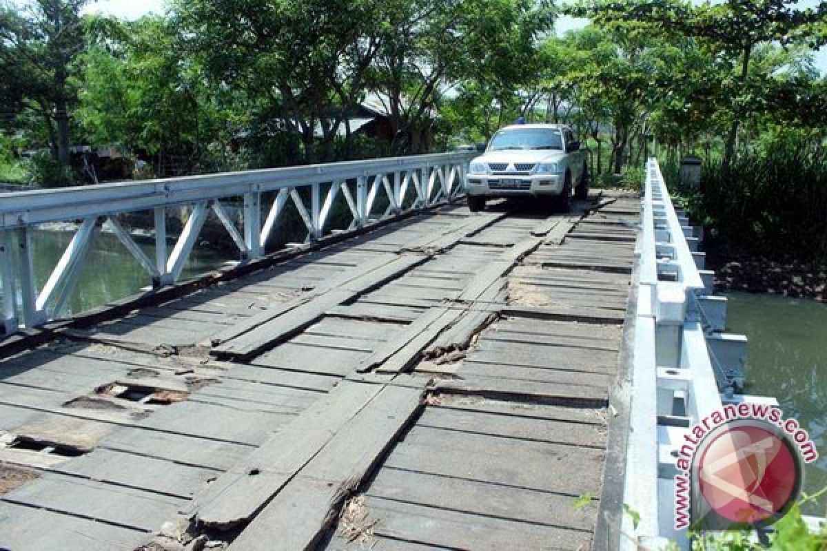 Jembatan penghubung dua desa Mukomuko ambruk