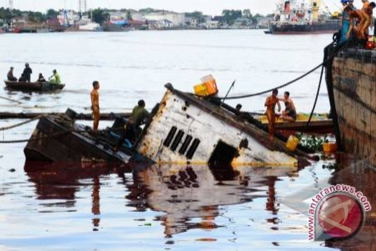 Penumpang Kapal Fery Menunggu Tim Evakuasi