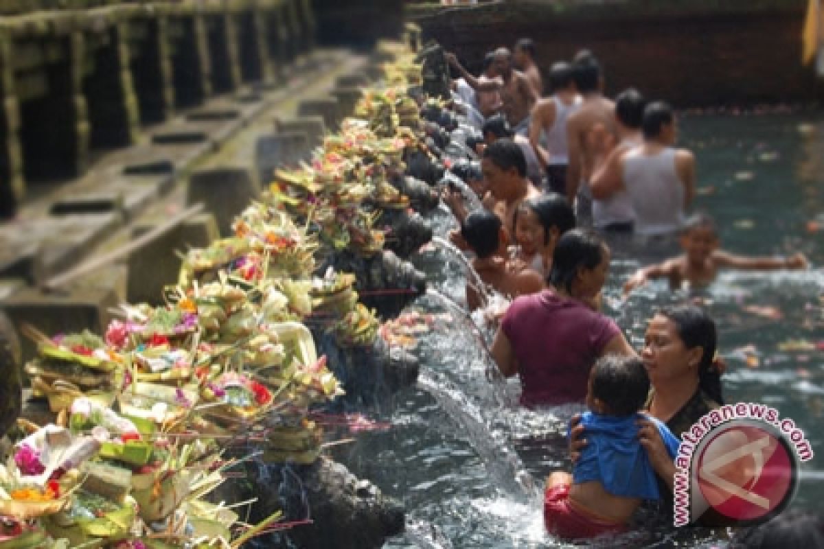 Umat Hindu Padati Tirta Empul