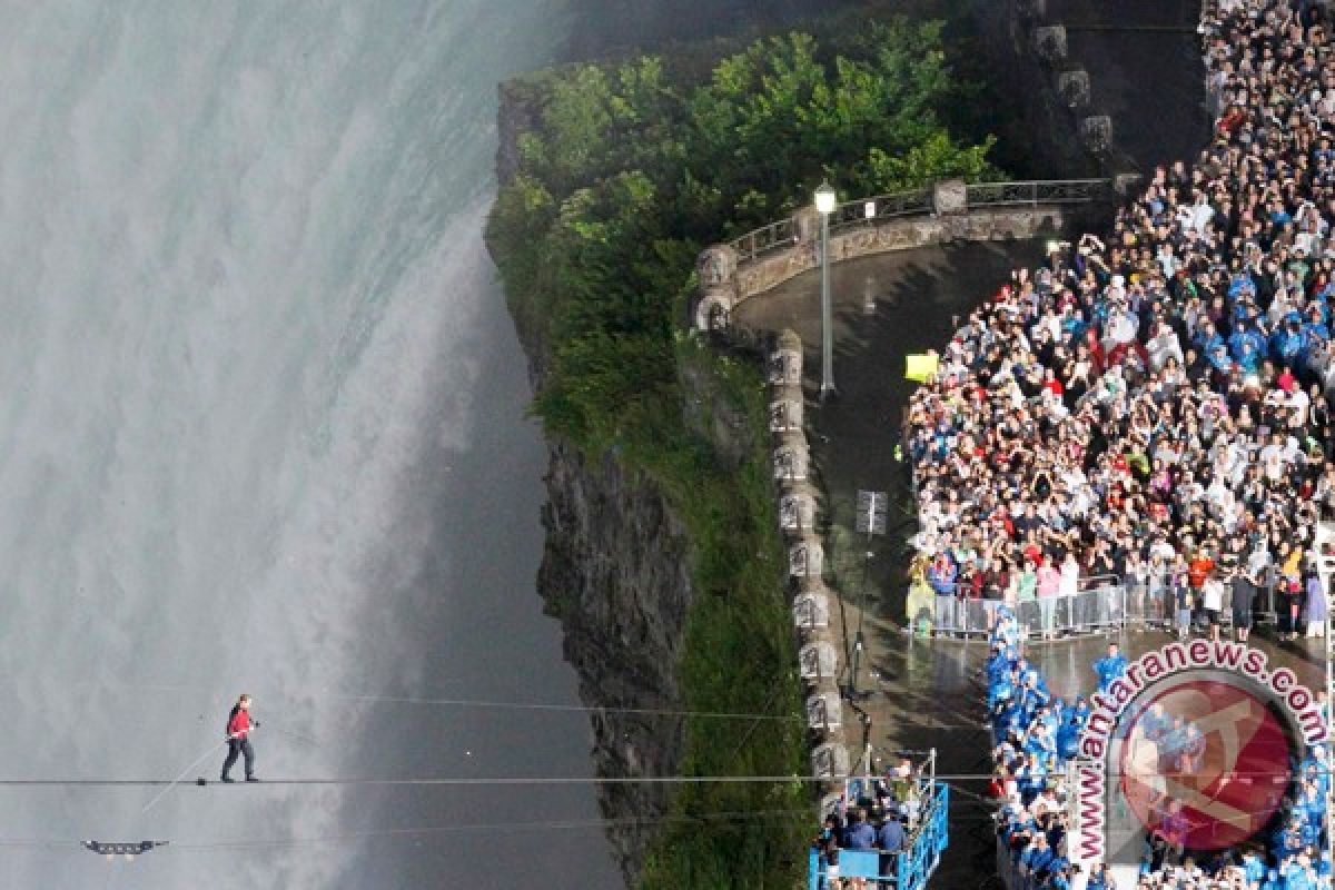 Pria yang tersapu Air Terjun Niagara selamat