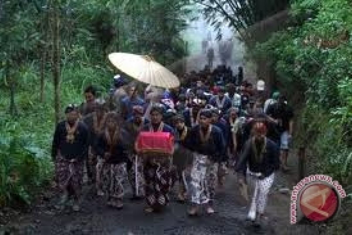 Keraton Ngayogyakarta Hadiningrat serahkan "Uba Rampe" Labuhan Merapi 