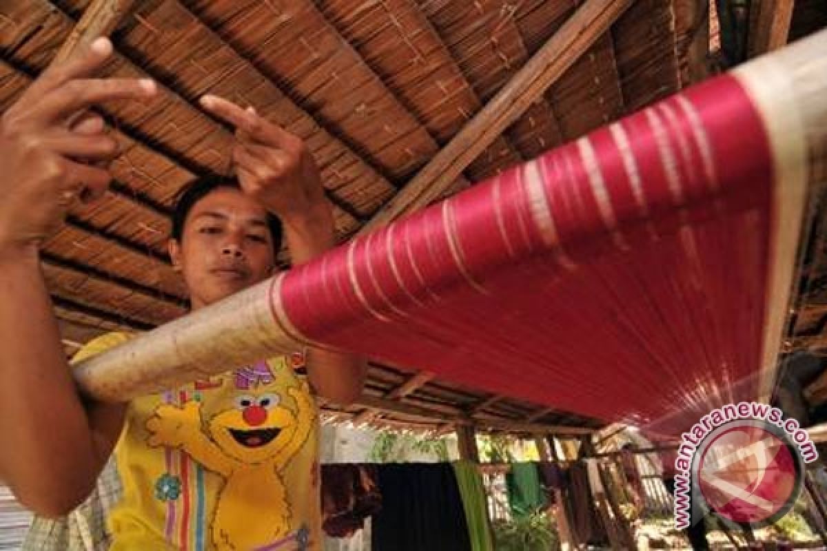 Komisi IV Sarankan Tenun Donggala Bermotif Maleo 