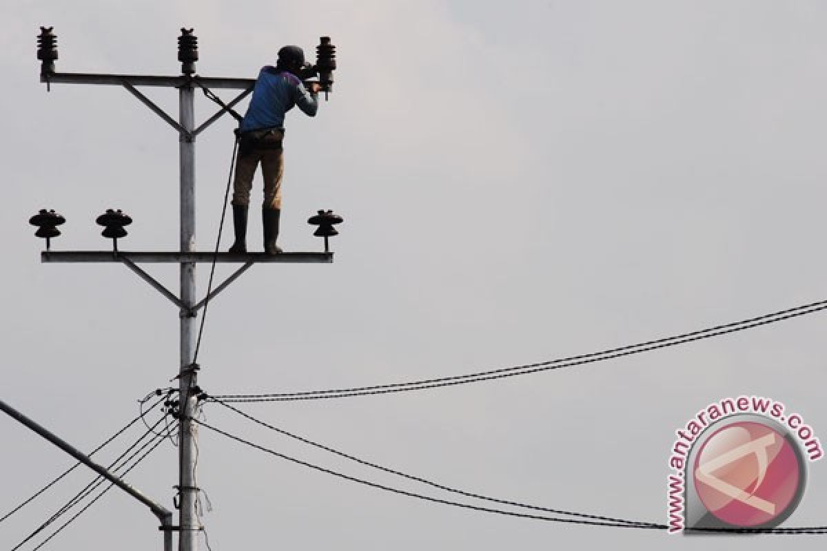 PLN pasang jaringan listrik di dua kampung perbatasan