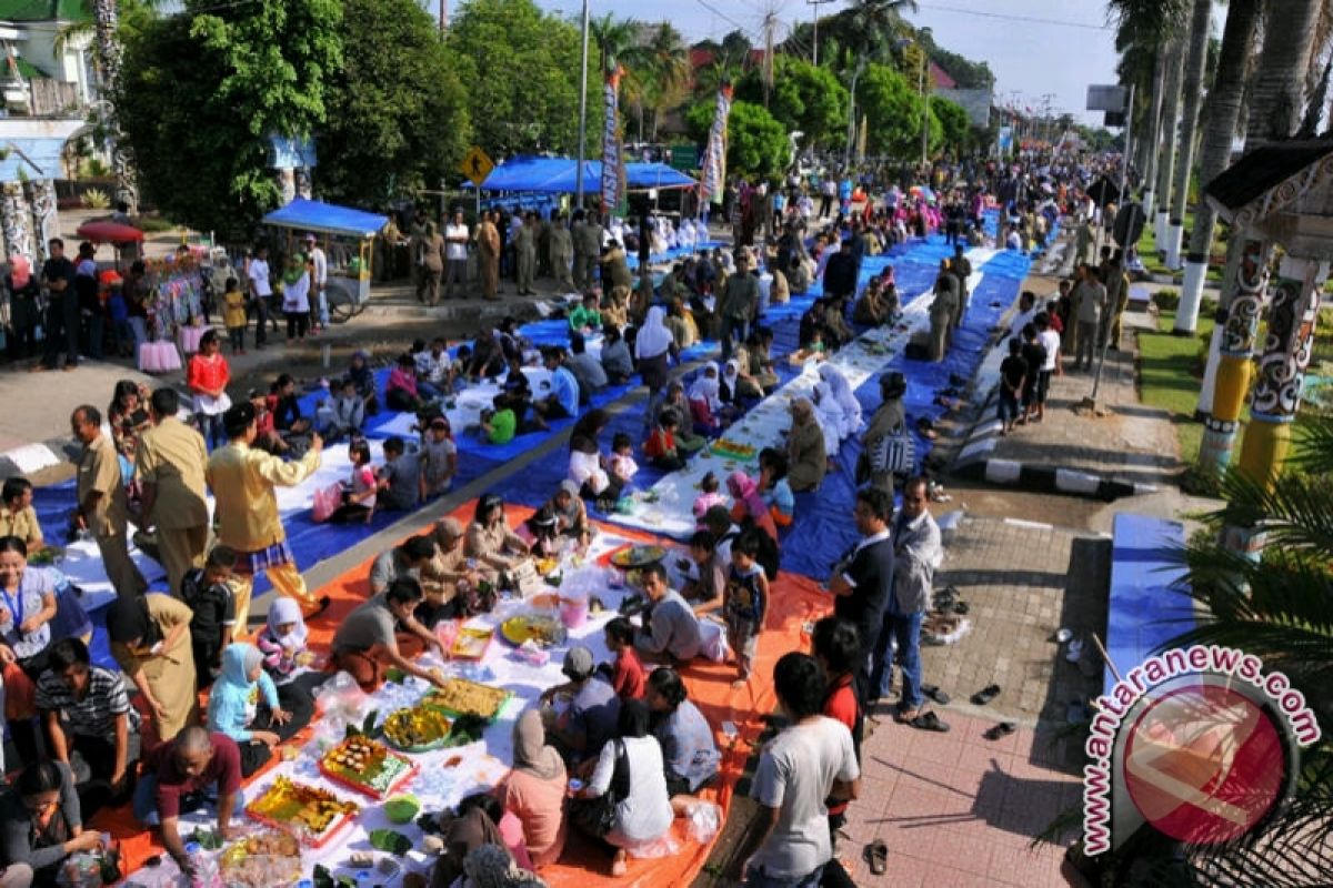 Erau Kembali Dimeriahkan Makan Bersama Sepanjang Satu KM