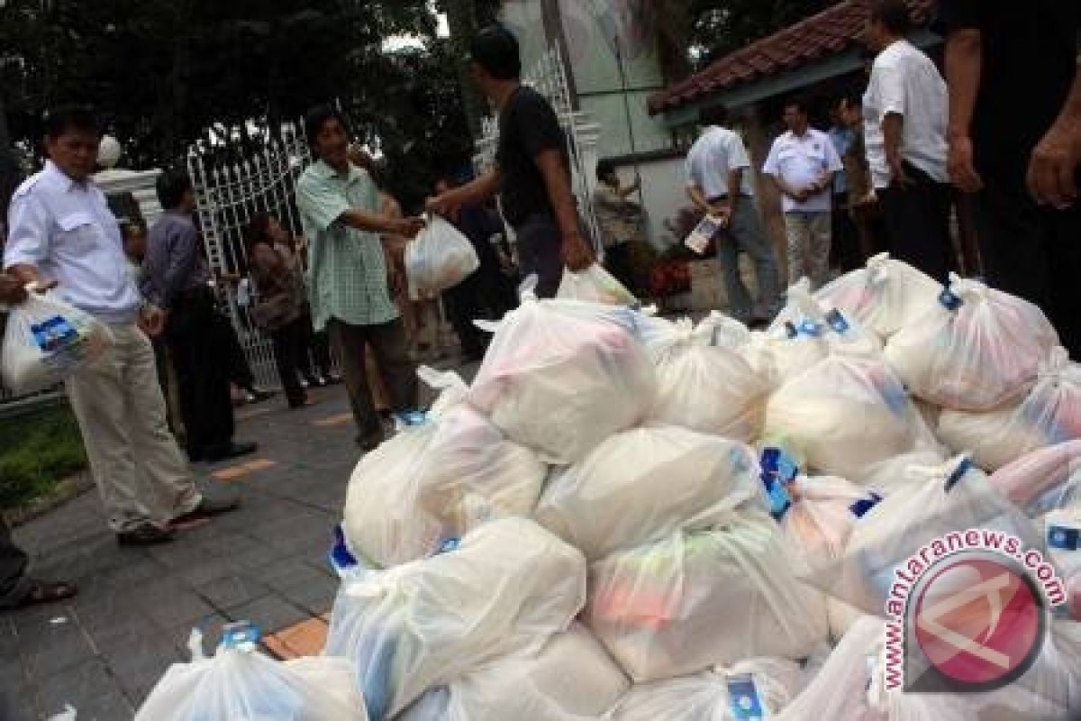 Pemkab Kulon Progo bagikan 3.571 paket sembako