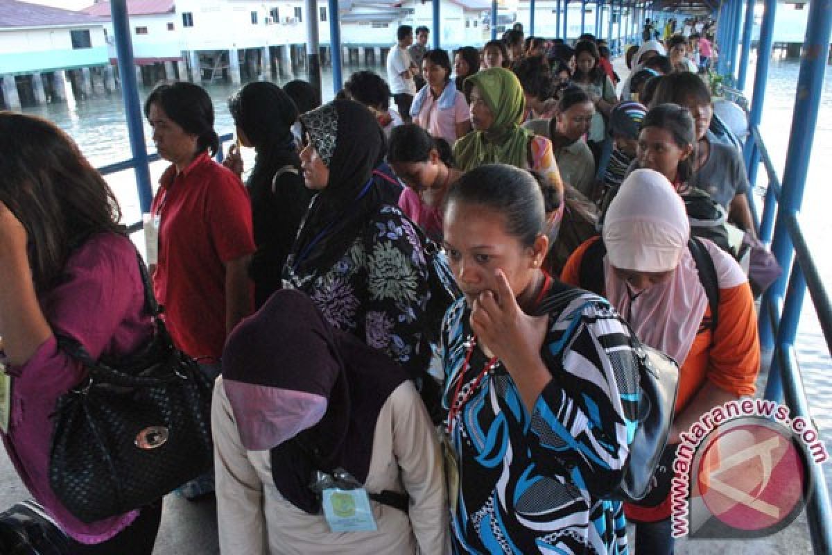 Nelayan selamatkan TKI deportasi terjun dari kapal