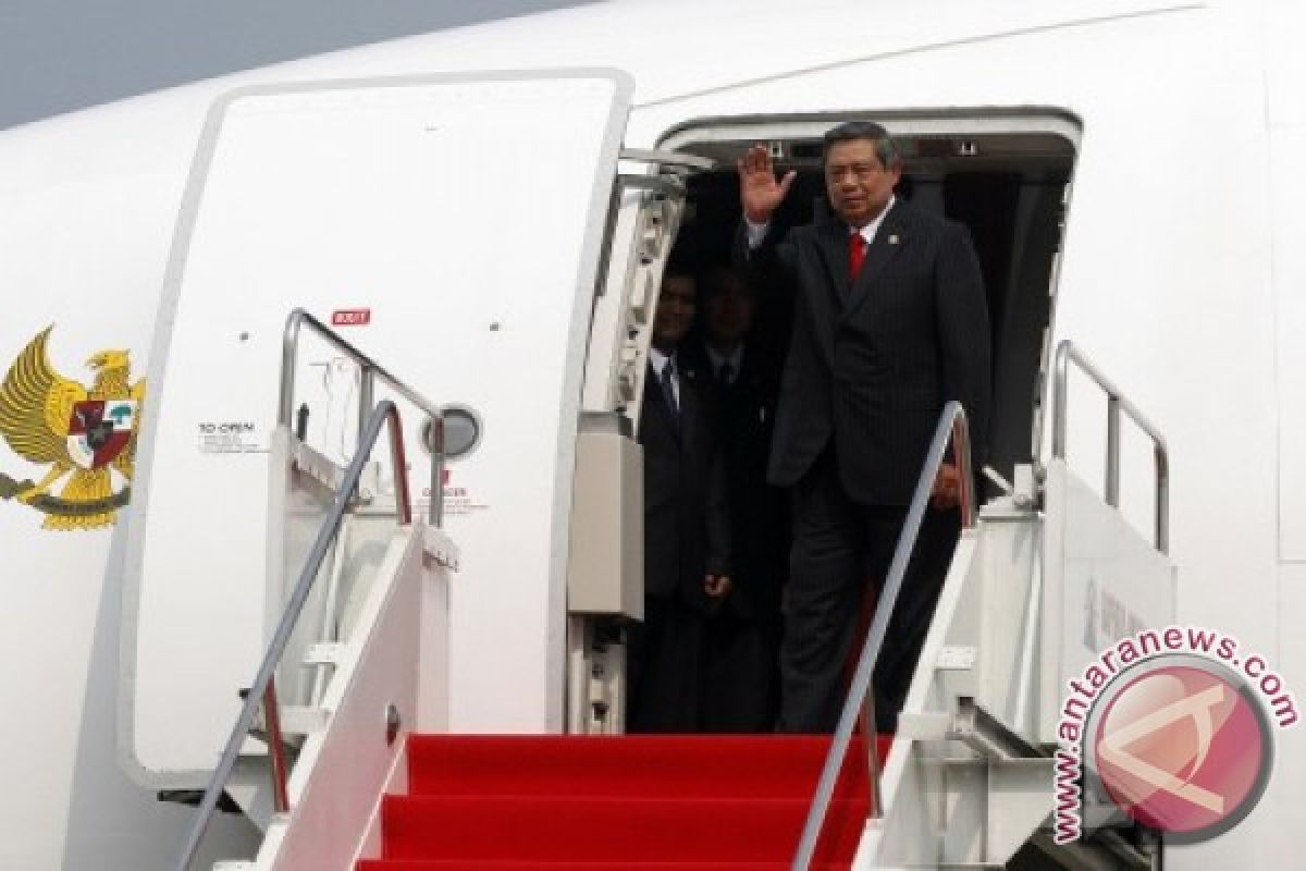 President holds immediate meeting at Halim Perdanakusuma airport