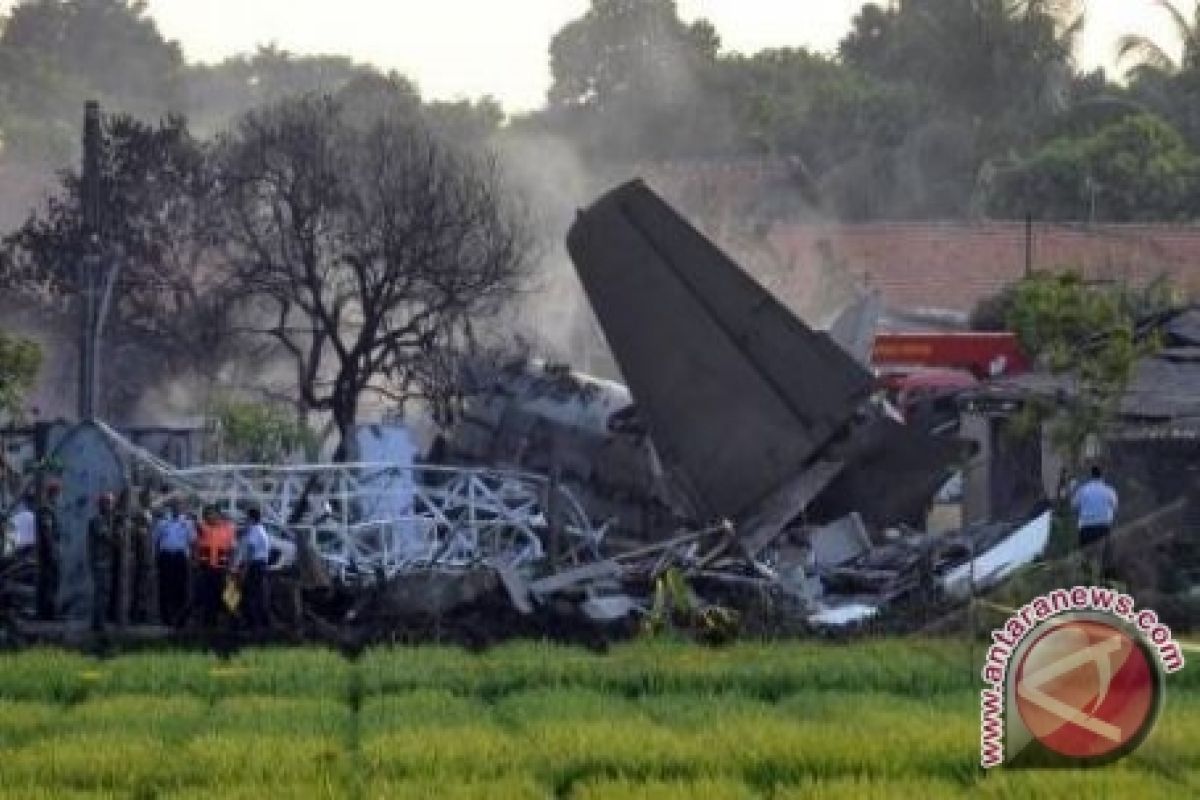 Keluarga korban saksikan proses evakuasi pesawat jatuh       