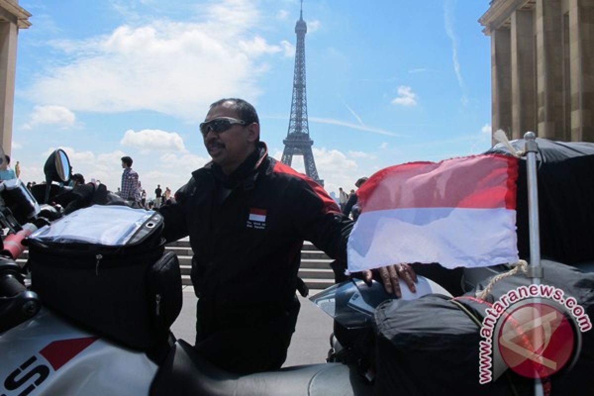 Nopol asal Indonesia ada  di  "Sign Post  Forest"